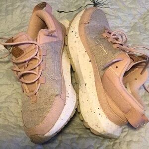 Nike size 6 running shoes